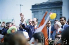 1.05.1988, Warszawa, Polska.
Pochód pierwszomajowy na placu Zwycięstwa (obecnie plac Piłsudskiego), na zdjęciu przedstawiciele władz partyjnych i państwowych na trybunie honorowej, w środku Wojciech Jaruzelski, 2. z prawej Henryk Jabłoński.
Fot. Edward Grochowicz, zbiory Ośrodka KARTA