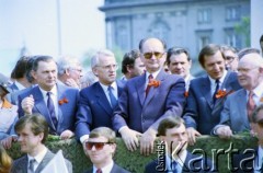 1.05.1988, Warszawa, Polska.
Pochód pierwszomajowy na placu Zwycięstwa (obecnie plac Piłsudskiego), na zdjęciu przedstawiciele władz partyjnych i państwowych na trybunie honorowej, z lewej Zbigniew Messner, w środku Wojciech Jaruzelski, z prawej Henryk Jabłoński.
Fot. Edward Grochowicz, zbiory Ośrodka KARTA