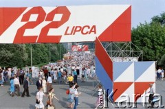 22.07.1988, Warszawa, Polska.
Festyn na błoniach Stadionu X-lecia z okazji Święta Odrodzenia Polski (22 Lipca), na zdjęciu uczestnicy festynu w alei przed stadionem od strony Ronda Waszyngtona.
Fot. Edward Grochowicz, zbiory Ośrodka KARTA