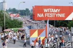 22.07.1988, Warszawa, Polska.
Festyn na błoniach Stadionu X-lecia z okazji Święta Odrodzenia Polski (22 Lipca), na zdjęciu uczestnicy festynu w alei przed stadionem od strony Ronda Waszyngtona.
Fot. Edward Grochowicz, zbiory Ośrodka KARTA