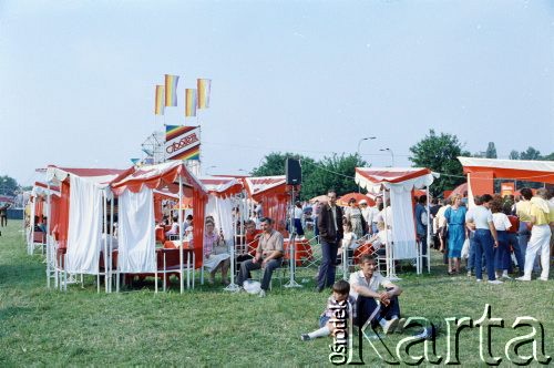 22.07.1988, Warszawa, Polska.
Festyn na błoniach Stadionu X-lecia z okazji Święta Odrodzenia Polski (22 Lipca), na zdjęciu stoiska gastronomiczne.
Fot. Edward Grochowicz, zbiory Ośrodka KARTA