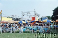 22.07.1988, Warszawa, Polska.
Festyn na błoniach Stadionu X-lecia z okazji Święta Odrodzenia Polski (22 Lipca), na zdjęciu stoiska gastronomiczne.
Fot. Edward Grochowicz, zbiory Ośrodka KARTA
