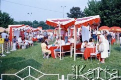 22.07.1988, Warszawa, Polska.
Festyn na błoniach Stadionu X-lecia z okazji Święta Odrodzenia Polski (22 Lipca), na zdjęciu stoiska gastronomiczne.
Fot. Edward Grochowicz, zbiory Ośrodka KARTA