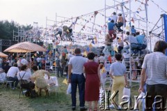 22.07.1988, Warszawa, Polska.
Festyn na błoniach Stadionu X-lecia z okazji Święta Odrodzenia Polski (22 Lipca), na zdjęciu widownia podczas występu estradowego.
Fot. Edward Grochowicz, zbiory Ośrodka KARTA
