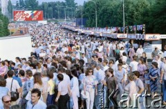 22.07.1988, Warszawa, Polska.
Festyn na błoniach Stadionu X-lecia z okazji Święta Odrodzenia Polski (22 Lipca), na zdjęciu uczestnicy festynu w alei przed stadionem od strony Ronda Waszyngtona.
Fot. Edward Grochowicz, zbiory Ośrodka KARTA