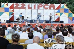 22.07.1988, Warszawa, Polska.
Festyn na błoniach Stadionu X-lecia z okazji Święta Odrodzenia Polski (22 Lipca), na zdjęciu występ estradowy.
Fot. Edward Grochowicz, zbiory Ośrodka KARTA