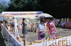 22.07.1988, Warszawa, Polska.
Festyn na błoniach Stadionu X-lecia z okazji Święta Odrodzenia Polski (22 Lipca), na zdjęciu kiermasz żywności.
Fot. Edward Grochowicz, zbiory Ośrodka KARTA