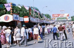 22.07.1988, Warszawa, Polska.
Festyn na błoniach Stadionu X-lecia z okazji Święta Odrodzenia Polski (22 Lipca), na zdjęciu kiermasz w alei przed stadionem od strony Ronda Waszyngtona.
Fot. Edward Grochowicz, zbiory Ośrodka KARTA