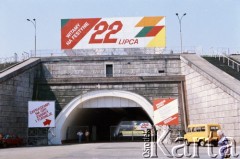22.07.1988, Warszawa, Polska.
Festyn na błoniach Stadionu X-lecia z okazji Święta Odrodzenia Polski (22 Lipca), na zdjęciu dekoracja na koronie stadionu.
Fot. Edward Grochowicz, zbiory Ośrodka KARTA