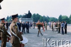 22.07.1988, Warszawa, Polska.
Święto Odrodzenia Polski (22 Lipca), na zdjęciu złożenie wieńców na Cmentarzu Mauzoleum Żołnierzy Radzieckich przy ulicy Żwirki i Wigury.
Fot. Edward Grochowicz, zbiory Ośrodka KARTA