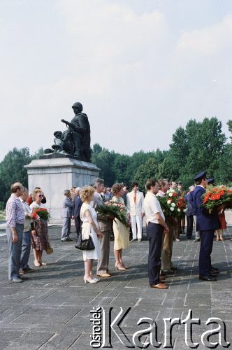 22.07.1988, Warszawa, Polska.
Święto Odrodzenia Polski (22 Lipca), na zdjęciu złożenie wieńców na Cmentarzu Mauzoleum Żołnierzy Radzieckich przy ulicy Żwirki i Wigury.
Fot. Edward Grochowicz, zbiory Ośrodka KARTA