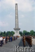 22.07.1988, Warszawa, Polska.
Święto Odrodzenia Polski (22 Lipca), na zdjęciu złożenie wieńców na Cmentarzu Mauzoleum Żołnierzy Radzieckich przy ulicy Żwirki i Wigury.
Fot. Edward Grochowicz, zbiory Ośrodka KARTA