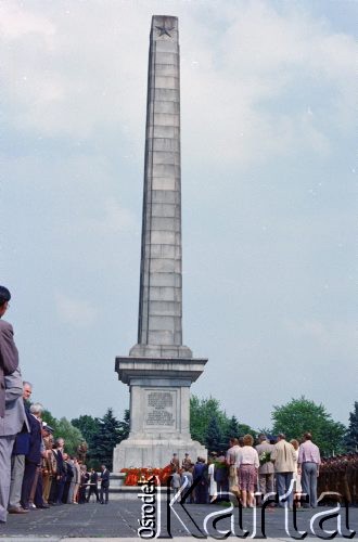 22.07.1988, Warszawa, Polska.
Święto Odrodzenia Polski (22 Lipca), na zdjęciu złożenie wieńców na Cmentarzu Mauzoleum Żołnierzy Radzieckich przy ulicy Żwirki i Wigury.
Fot. Edward Grochowicz, zbiory Ośrodka KARTA