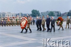 22.07.1988, Warszawa, Polska.
Święto Odrodzenia Polski (22 Lipca), na zdjęciu delegacja składa wieniec na Grobie Nieznanego Żołnierza, od lewej: Jan Dobraczyński, Zbigniew Messner, Wojciech Jaruzelski, Roman Malinowski, NN.
Fot. Edward Grochowicz, zbiory Ośrodka KARTA