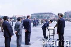 22.07.1988, Warszawa, Polska.
Święto Odrodzenia Polski (22 Lipca), na zdjęciu złożenie wieńców na Grobie Nieznanego Żołnierza, członkowie korpusu dyplomatycznego wpisują się do księgi pamiątkowej.
Fot. Edward Grochowicz, zbiory Ośrodka KARTA