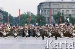 22.07.1988, Warszawa, Polska.
Święto Odrodzenia Polski (22 Lipca), na zdjęciu złożenie wieńców na Grobie Nieznanego Żołnierza, orkiestra wojskowa.
Fot. Edward Grochowicz, zbiory Ośrodka KARTA
