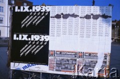 1-2.09.1989, Warszawa, Polska.
Plakaty okolicznościowe z okazji 50 rocznicy wybuchu II wojny światowej, Rynek Starego Miasta.
Fot. Edward Grochowicz, zbiory Ośrodka KARTA