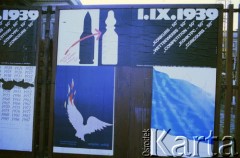 01.09.1989, Warszawa, Polska.
Plakaty okolicznościowe z okazji 50 rocznicy wybuchu II wojny światowej.
Fot. Edward Grochowicz, zbiory Ośrodka KARTA