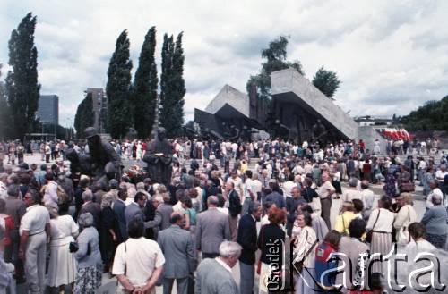 1.08.1989, Warszawa, Polska.
Odsłonięcie Pomnika Powstania Warszawskiego na placu Krasińskich w 45. rocznicę wybuchu powstania.
Fot. Edward Grochowicz, zbiory Ośrodka KARTA