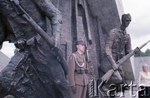 1.08.1989, Warszawa, Polska.
Odsłonięcie Pomnika Powstania Warszawskiego na placu Krasińskich w 45. rocznicę wybuchu powstania.
Fot. Edward Grochowicz, zbiory Ośrodka KARTA