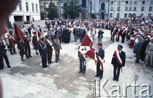 1.08.1989, Warszawa, Polska.
Odsłonięcie Pomnika Powstania Warszawskiego na placu Krasińskich w 45. rocznicę wybuchu powstania. Powstańcy ze sztandarami.
Fot. Edward Grochowicz, zbiory Ośrodka KARTA