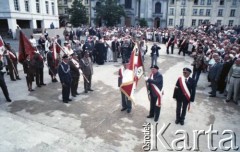 1.08.1989, Warszawa, Polska.
Odsłonięcie Pomnika Powstania Warszawskiego na placu Krasińskich w 45. rocznicę wybuchu powstania. Powstańcy ze sztandarami.
Fot. Edward Grochowicz, zbiory Ośrodka KARTA