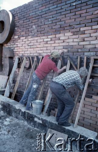 Przed 1.08,1989, Warszawa, Polska.
Budowa Pomnika Powstania Warszawskiego. Został odsłonięty 1.08.1989.
Fot. Edward Grochowicz, zbiory Ośrodka KARTA