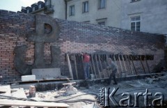 Przed 1.08.1989, Warszawa, Polska.
Budowa Pomnika Powstania Warszawskiego. Został odsłonięty 1.08.1989.
Fot. Edward Grochowicz, zbiory Ośrodka KARTA