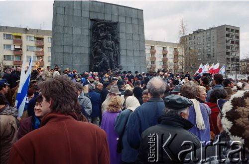 19.04.1993, Warszawa, Polska.
Uroczystości pod Pomnikiem Bohaterów Getta w 50. rocznicę wybuchu powstania w getcie warszawskim.
Fot. Edward Grochowicz, zbiory Ośrodka KARTA