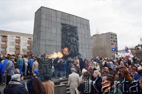 19.04.1993, Warszawa, Polska.
Uroczystości pod Pomnikiem Bohaterów Getta w 50. rocznicę wybuchu powstania w getcie warszawskim.
Fot. Edward Grochowicz, zbiory Ośrodka KARTA