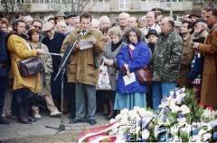 19.04.1993, Warszawa, Polska.
Uroczystości pod Pomnikiem Bohaterów Getta w 50. rocznicę wybuchu powstania w getcie warszawskim. Na zdjęciu przemawia Zbigniew Bujak, z prawej (w kurtce moro) Jacek Kuroń, w głębi widoczni m.in. Marek Edelman, Szymon Szurmiej, Edward Wende, Stanisław Wyganowski.
Fot. Edward Grochowicz, zbiory Ośrodka KARTA