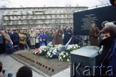 19.04.1993, Warszawa, Polska.
Uroczystości pod Pomnikiem Bohaterów Getta w 50. rocznicę wybuchu powstania w getcie warszawskim. Na zdjęciu składanie kwiatów przed tymczasową tablicą ku czci Szmula Zygielbojma, przemawia Prezydent Warszawy Stanisław Wyganowski. U dołu z prawej widoczny jeden z kamiennych bloków tworzących Trakt Pamięci Męczeństwa i Walki Żydów w Warszawie.
Fot. Edward Grochowicz, zbiory Ośrodka KARTA