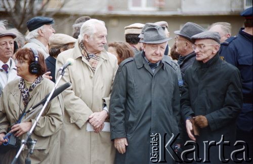 19.04.1993, Warszawa, Polska.
Uroczystości pod Pomnikiem Bohaterów Getta w 50. rocznicę wybuchu powstania w getcie warszawskim. Na zdjęciu m.in. Prezydent Warszawy Stanisław Wyganowski (w jasnym płaszczu).
Fot. Edward Grochowicz, zbiory Ośrodka KARTA