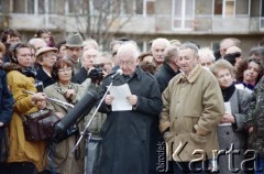 19.04.1993, Warszawa, Polska.
Uroczystości pod Pomnikiem Bohaterów Getta w 50. rocznicę wybuchu powstania w getcie warszawskim. Na zdjęciu z prawej Marek Edelman.
Fot. Edward Grochowicz, zbiory Ośrodka KARTA