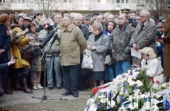 19.04.1993, Warszawa, Polska.
Uroczystości pod Pomnikiem Bohaterów Getta w 50. rocznicę wybuchu powstania w getcie warszawskim. Na zdjęciu przemawia Marek Edelman.
Fot. Edward Grochowicz, zbiory Ośrodka KARTA