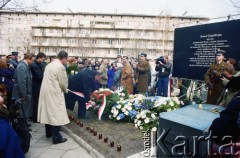 19.04.1993, Warszawa, Polska.
Uroczystości pod Pomnikiem Bohaterów Getta w 50. rocznicę wybuchu powstania w getcie warszawskim. Na zdjęciu składanie kwiatów przed tymczasową tablicą ku czci Szmula Zygielbojma. U dołu z prawej widoczny jeden z kamiennych bloków tworzących Trakt Pamięci Męczeństwa i Walki Żydów w Warszawie.
Fot. Edward Grochowicz, zbiory Ośrodka KARTA