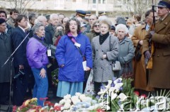 19.04.1993, Warszawa, Polska.
Uroczystości pod Pomnikiem Bohaterów Getta w 50. rocznicę wybuchu powstania w getcie warszawskim. Na zdjęciu uczestnicy obchodów pod tymczasową tablicą ku czci Szmula Zygielbojma.
Fot. Edward Grochowicz, zbiory Ośrodka KARTA