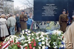 19.04.1993, Warszawa, Polska.
Uroczystości pod Pomnikiem Bohaterów Getta w 50. rocznicę wybuchu powstania w getcie warszawskim. Na zdjęciu kwiaty pod tymczasową tablicą ku czci Szmula Zygielbojma.
Fot. Edward Grochowicz, zbiory Ośrodka KARTA