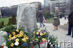 19.04.1993, Warszawa, Polska.
Uroczystości w 50. rocznicę wybuchu powstania w getcie warszawskim, na zdjęciu kamień pamiątkowy na szczycie Kopca Anielewicza.
Fot. Edward Grochowicz, zbiory Ośrodka KARTA