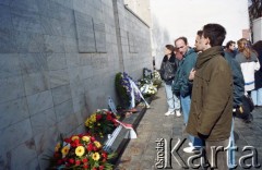 19.04.1993, Warszawa, Polska.
Uroczystości w 50. rocznicę wybuchu powstania w getcie warszawskim, na zdjęciu Pomnik Umschlagplatz.
Fot. Edward Grochowicz, zbiory Ośrodka KARTA