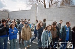 19.04.1993, Warszawa, Polska.
Uroczystości w 50. rocznicę wybuchu powstania w getcie warszawskim, na zdjęciu Pomnik Umschlagplatz.
Fot. Edward Grochowicz, zbiory Ośrodka KARTA