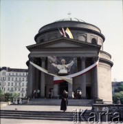 Czerwiec 1979, Warszawa, Polska.
Dekoracja na kościele św. Aleksandra na placu Trzech Krzyży w związku z pierwszą pielgrzymką papieża Jana Pawła II do Polski w dniach 2-10 czerwca 1979 roku.
Fot. Edward Grochowicz, zbiory Ośrodka KARTA