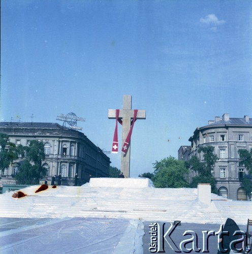 Przed 2.06.1979, Warszawa, Polska.
Przygotowanie ołtarza na placu Zwycięstwa w związku z pierwszą pielgrzymką papieża Jana Pawła II do Polski w dniach 2-10 czerwca 1979 roku. 2 czerwca 1979 roku Ojciec Święty odprawił w tym miejscu mszę świętą.
Fot. Edward Grochowicz, zbiory Ośrodka KARTA