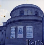 Czerwiec 1979, Warszawa, Polska.
Dekoracja na kościele św. Aleksandra na placu Trzech Krzyży w związku z pierwszą pielgrzymką papieża Jana Pawła II do Polski w dniach 2-10 czerwca 1979 roku.
Fot. Edward Grochowicz, zbiory Ośrodka KARTA