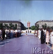 Przed 2.06.1979, Warszawa, Polska.
Przygotowanie ołtarza na placu Zwycięstwa w związku z pierwszą pielgrzymką papieża Jana Pawła II do Polski w dniach 2-10 czerwca 1979 roku. 2 czerwca 1979 roku Ojciec Święty odprawił mszę świętą na placu Zwycięstwa.
Fot. Edward Grochowicz, zbiory Ośrodka KARTA