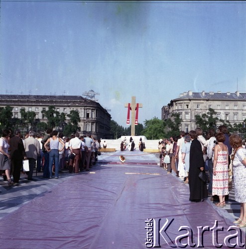 Przed 2.06.1979, Warszawa, Polska.
Przygotowanie ołtarza na placu Zwycięstwa w związku z pierwszą pielgrzymką papieża Jana Pawła II do Polski w dniach 2-10 czerwca 1979 roku. 2 czerwca 1979 roku Ojciec Święty odprawił mszę świętą na placu Zwycięstwa.
Fot. Edward Grochowicz, zbiory Ośrodka KARTA