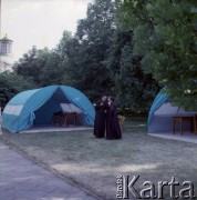 Przed 2.06.1979, Warszawa, Polska.
Przygotowania do wizyty Ojca Świętego podczas pierwszej papieskiej pielgrzymki do Polski. Księża w Ogrodzie Saskim. Z lewej fragment kościoła pw. św. Trójcy.
Fot. Edward Grochowicz, zbiory Ośrodka KARTA