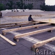 Przed 2.06.1979, Warszawa, Polska.
Budowa ołtarza na placu Zwycięstwa w związku z pierwszą pielgrzymką papieża Jana Pawła II do Polski. W dniu 2 czerwca 1979 roku Ojciec Święty odprawił w tym miejscu mszę świętą.
Fot. Edward Grochowicz, zbiory Ośrodka KARTA