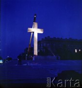 Przed 2.06.1979, Warszawa, Polska.
Stawianie krzyża na ołtarzu na placu Zwycięstwa w związku z wizytą Jana Pawła II. W dniu 2 czerwca 1979 roku Ojciec Święty odprawił w tym miejscu mszę świętą.
Fot. Edward Grochowicz, zbiory Ośrodka KARTA