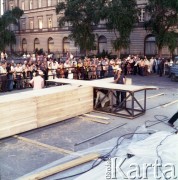 Przed 2.06.1979, Warszawa, Polska.
Przygotowania do pierwszej pielgrzymki papieża Jana Pawła II do Polski. Budowa krzyża, który stanął na ołtarzu na placu Zwycięstwa. W dniu 2 czerwca 1979 roku Ojciec Święty odprawił w tym miejscu mszę świętą.
Fot. Edward Grochowicz, zbiory Ośrodka KARTA